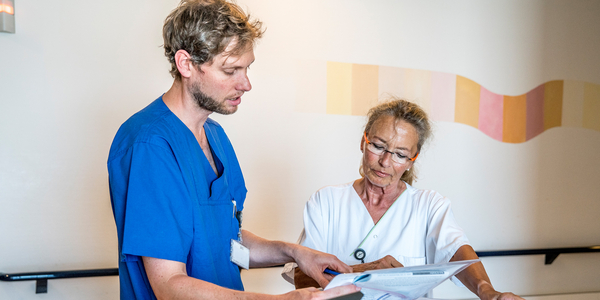 Arzt mit Pflegekraft im Austausch - Karriere - Albertinen Krankenhaus Hamburg
