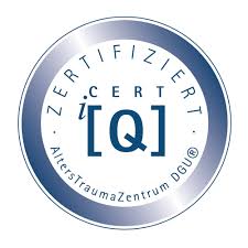 Rundes Siegel mit Text und blauem Rahmen für die Zertifizierung AltersTraumaZentrum der Deutschen Gesellschaft für Unfallchirurgie DGU 