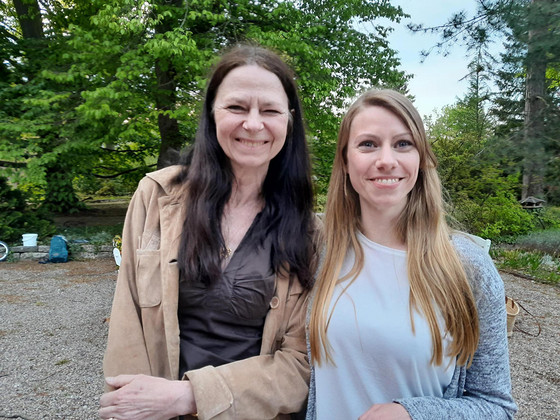 Zwei Mitarbeiterinnen - Diakonie Hospiz Wannsee - Nachrichten - Grillfest mit Ehrenamtlichen Zwei Mitarbeiterinnen - Diakonie Hospiz Wannsee - Nachrichten - Grillfest mit Ehrenamtlichen
