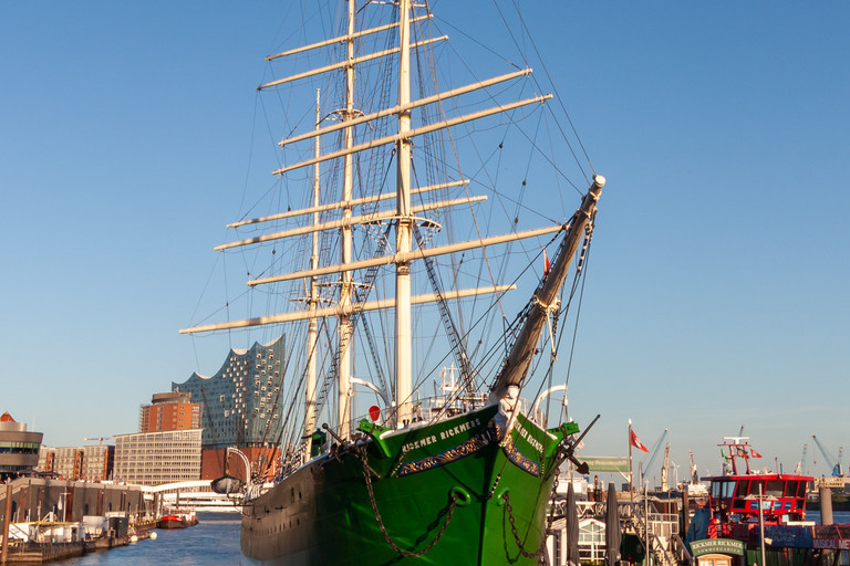 Das Museumsschiff Rickmer Rickmers an den Hamburger Landungsbrücken mit der Elbphilharmonie im Hintergrund bei strahlend blauem Himmel als Titelmotiv für die gynäkologische Fachveranstaltung 3. Hamburger Endometriosetage des Norddeutschen Endometriosezentrums für Ärztinnen, Ärzte und Zuweisende im Albertinen Krankenhaus und online.