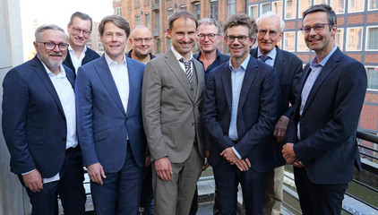 Gruppenfoto mit dem Gastgeber, Vortragenden und leitenden Verantwortlichen beim Einführungssymposium „Die Zukunft ist alt!“ von Priv.-Doz. Dr. Gödel, Chefarzt der Klinik für Geriatrie im Albertinen Zentrum für Altersmedizin im Albertinen Krankenhaus in Hamburg.