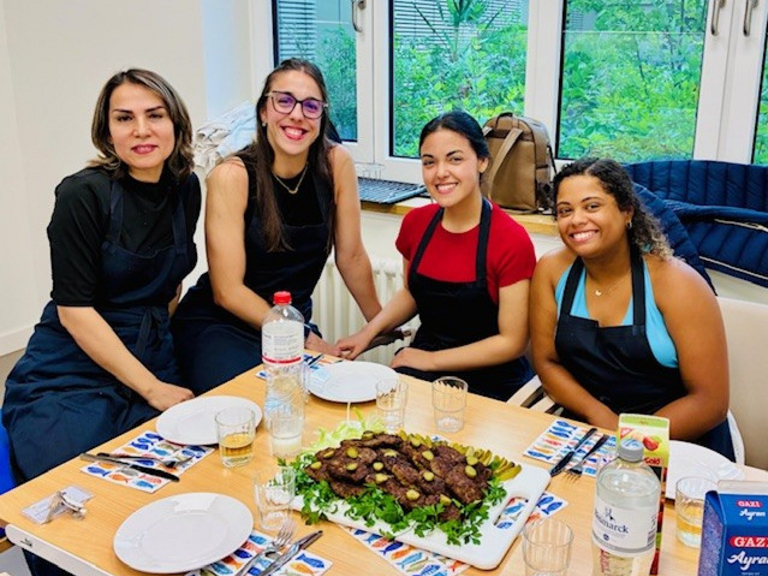 Vier internationale Pflegekräfte bei selbst gekochtem Essen, Internationales Recruiting, Integration, Albertinen Krankenhaus, Hamburg