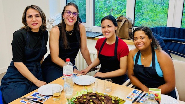 Vier internationale Pflegekräfte bei selbst gekochtem Essen, Internationales Recruiting, Integration, Albertinen Krankenhaus, Hamburg