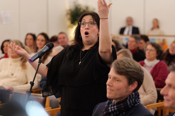 Solistin des Gospelchors der Immanuel Albertinen Diakonie singt ausdrucksstark bei der Weihnachtsfeier