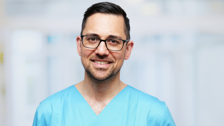 Portraitfoto Dr. Ammar Moubayed, Leiter Sektion für Angiologie in der Klinik für Gefäß- und endovaskuläre Chirurgie im Albertinen Herz- und Gefäßzentrum am Standort Albertinen Krankenhaus