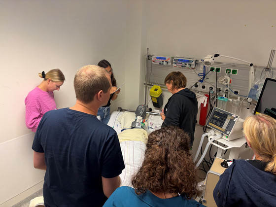 Praxisanleitende bei der CareChallenge im Albertinen Krankenhaus während einer Übung im „Room of Horror“ auf der Intensivstation.
