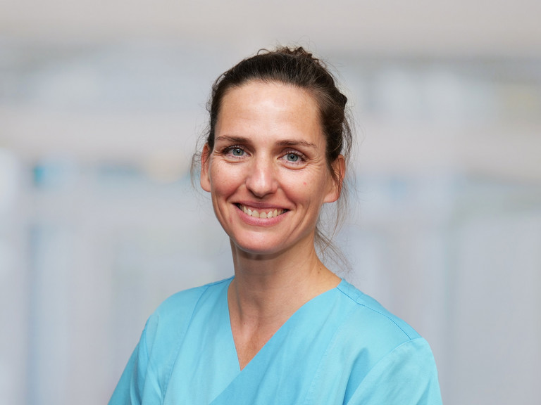 Portraitfoto Dr. Annette Hennigs, Leitende Ärztin Infektiologie im Albertinen Krankenhaus in Hamburg