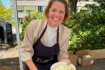 Eine Mitarbeiterin des Albertinen Krankenhauses bereitet bei „Let’s have lunch“ eine Kumpir für die gemeinsame Mittagspause zu.
