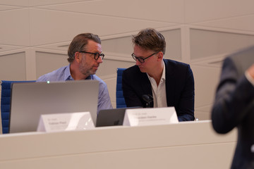 Prof. Dr. Thorsten Hanke und Prof. Dr. Karsten Sydow sitzen auf dem Podium und unterhalten sich beim 2. Norderstedter Herz- und Gefäßtag mit dem Albertinen Herz- und Gefäßzentrum Hamburg im Norderstedter Rathaus