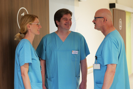 Chefarzt Doktor Martin Blohm im Gespräch mit zwei weiteren Kollegen im Albertinen Krankenhaus Hamburg Schnelsen