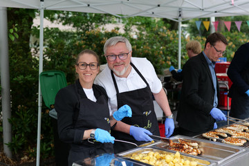 Direktorium des Albertinen Krankenhauses grillt beim Mitarbeiterevent „Let’s have lunch“ für Beschäftigte – Zeichen gelebter Wertschätzung und Mitarbeiterbindung im Krankenhausalltag.