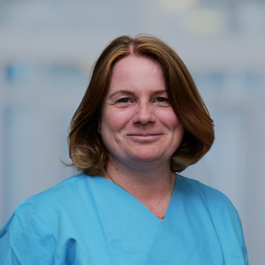 Portraitfoto von Anja Siessenbüttel in blauer Funkionskleidung, MTRA in der Klinik für Diagnostische und Interventionelle Radiologie im Albertinen Krankenhaus in Hamburg