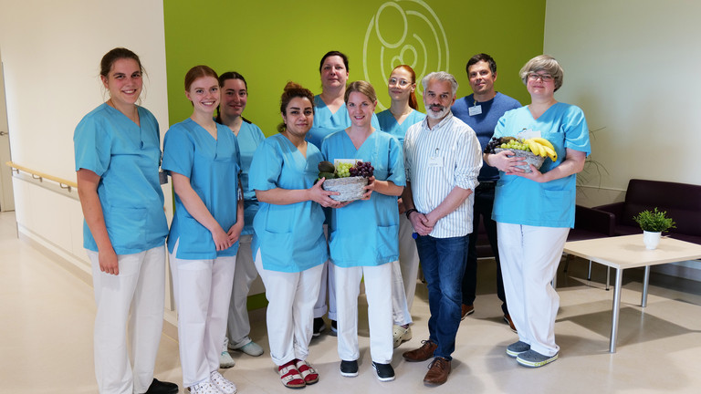 Eine Gruppe Hebammen mit Leitender Hebamme Clarissa Richter, Pflegedirektor Alberto Correia und stv. Pflegedirektor Daniel Centgraf mit Obstkörben zum Internationalen Tag der Hebammen, Albertinen Geburtszentrum, Albertinen Krankenhaus, Hamburg Eine Gruppe Hebammen mit Leitender Hebamme Clarissa Richter, Pflegedirektor Alberto Correia und stv. Pflegedirektor Daniel Centgraf mit Obstkörben zum Internationalen Tag der Hebammen im Albertinen Geburtszentrum