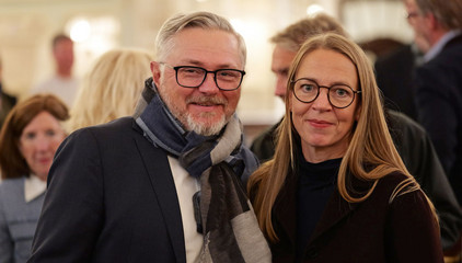 PD Dr. med. Michael Rosenkranz, Ärztlicher Direktor im Albertinen Krankenhaus, blickt mit einer Begleiterin in die Kamera beim 10. Herzbrücke-Benefizkonzert im Hamburger „Michel“ der Albertinen-Stiftung.