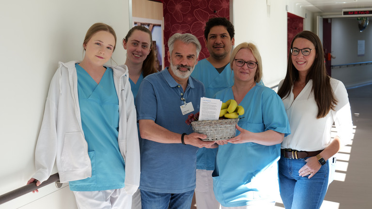 Tag der Pflegenden 2025 im Albertinen Krankenhaus. Die Pflegedirektion verteilt Obstkörbe auf den Stationen. Tag der Pflegenden 2025 im Albertinen Krankenhaus. Die Pflegedirektion verteilt Obstkörbe auf den Stationen.