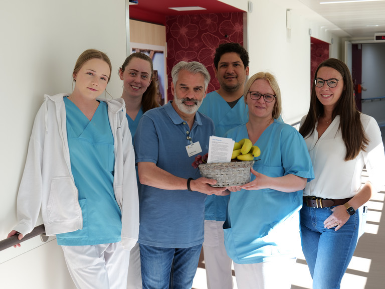 Tag der Pflegenden 2025 im Albertinen Krankenhaus. Die Pflegedirektion verteilt Obstkörbe auf den Stationen.