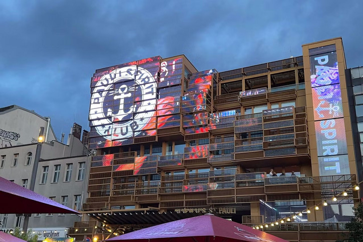 Vorderansicht mit Fassade des Klubhaus St. Pauli am Spielbudenplatz in Hamburg zur Fach- und Netzwerkveranstaltung Open Heart – Kollegial vernetzt zum fachlichen Austausch in entspannter After-Work-Atmosphäre des Albertinen Herz- und Gefäßzentrums für Ärztinnen und Zuweiser. 