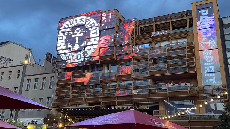 Vorderansicht mit Fassade des Klubhaus St. Pauli am Spielbudenplatz in Hamburg zur Fach- und Netzwerkveranstaltung Open Heart – Kollegial vernetzt zum fachlichen Austausch in entspannter After-Work-Atmosphäre des Albertinen Herz- und Gefäßzentrums für Ärztinnen und Zuweiser. 