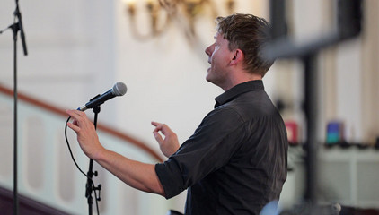 Der Leiter des Gospelchors dirigiert den Chor beim 10. Herzbrücke-Benefizkonzert im Hamburger „Michel“ der Albertinen-Stiftung.