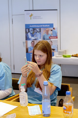 Schülerin an einem Tisch beim Aufziehen einer Spritze im Albertinen Krankenhaus beim Girls' und Boys'Day 2025