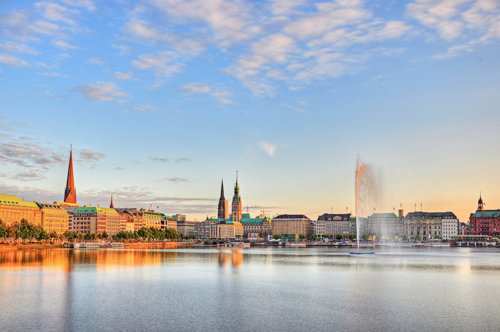 Foto der Binnenalster in Hamburg mit Stadtpanorama bei Sonnenuntergang zur Fachveranstaltung in der Innenstadt "Schnittstelle Gynäkologie - relevante Updates für Praxis und Klinik" der Klinik für Gynäkologie und Geburtshilfe im Albertinen Krankenhaus