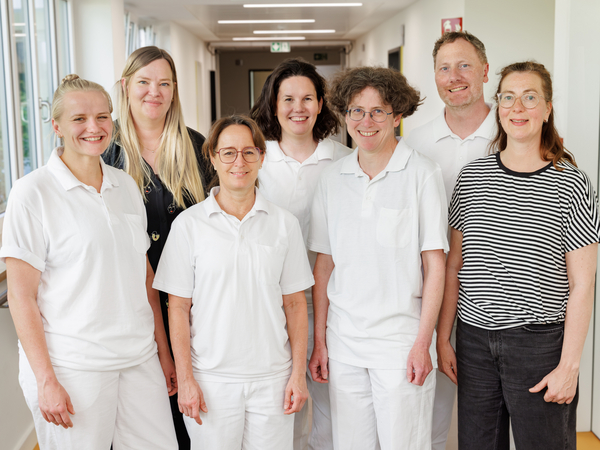 Die Teamleiter des Interdisziplinären Therapiezentrums im Albertinen Krankenhaus in Hamburg Schnelsen stehen auf dem Gang und strahlen in die Kamera
