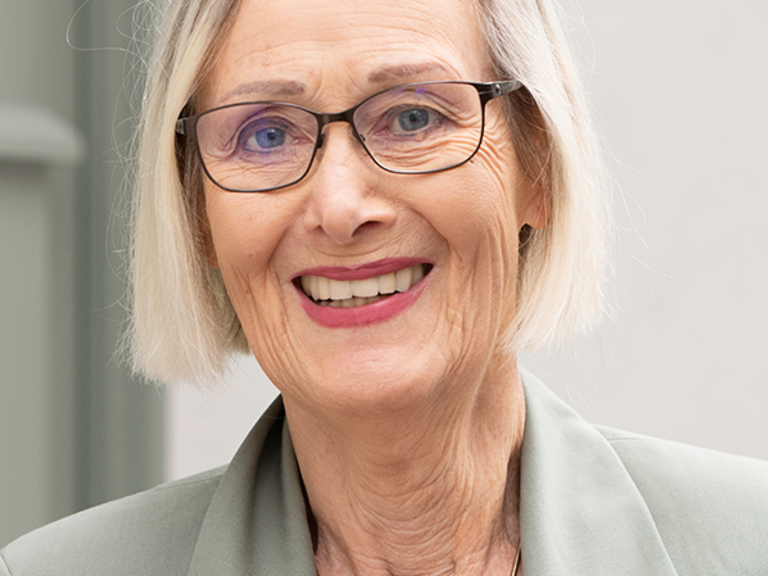 Portraitfoto von der Hamburger Psychologin und Bestsellerautorin Dr. Eva Wlodarek.