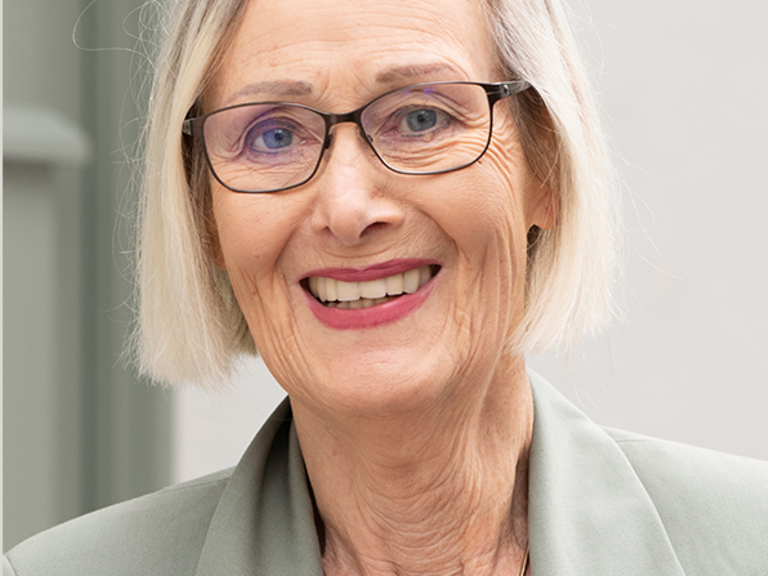 Portraitfoto von der Hamburger Psychologin und Bestsellerautorin Dr. Eva Wlodarek. Portraitfoto von der Hamburger Psychologin und Bestsellerautorin Dr. Eva Wlodarek.