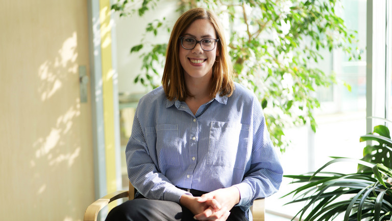 Martina Tamm, psychologische Psychotherapeutin in der Klinik für Psychiatrie und Psychotherapie des Albertinen Krankenhauses, sitzt in einem hellen Innenraum mit Pflanzen. Sie sprach im Podcast „Hamburger Klinikhelden“ über Psychokardiologie und das Zusammenspiel von Herz und Psyche.