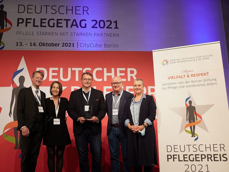 Immanuel Seniorenzentrum Schöneberg - Pressemitteilungen - Deutscher Pflegepreis geht an Immanuel Seniorenzentrum Schöneberg - Nils Orsinger - Zeynep Buday - Ralf Schäfer - Herbert Blum - Elisabeth Scharfenberg - Foto: Jan Pauls / Deutscher Pflegetag