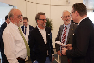 Gäste im Gespräch vor dem Festgottesdienst zum 119. Albertinen-Jahresfest in der Kirche am Albertinen Krankenhaus Hamburg-Schnelsen.