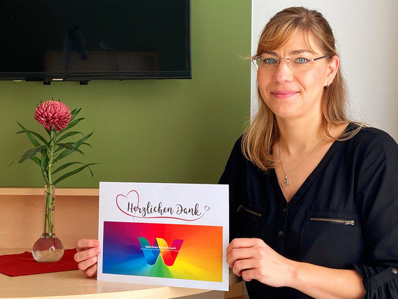 Pflegedienstleiterin Stefanie Micklitza dankbar mit Scheck in der Hand für die gespendete Rechnungssumme von 4000,- €., Nachrichten, Diakonie Hospiz Woltersdorf Pflegedienstleiterin Stefanie Micklitza dankbar mit Scheck in der Hand für die gespendete Rechnungssumme von 4000,- €., Nachrichten, Diakonie Hospiz Woltersdorf