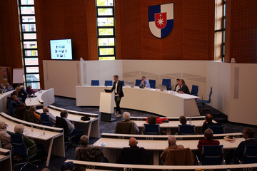 Blick in den Großen Sitzungssaal mit Prof. Dr. med. Karsten Sydow am Rednerpult beim 2. Norderstedter Herz- und Gefäßtag mit dem Albertinen Herz- und Gefäßzentrum Hamburg im Norderstedter Rathaus