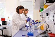 Zwei Mitarbeiterinnen bei der Arbeit im Labor