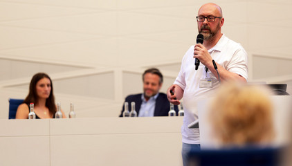 Oberarzt Malte Diederichs bei seinem Vortrag vor der Hauptbühne im Sitzungssaal des Rathaus Norderstedt beim 1. Norderstedter Gelenktag für Betroffene und Interessierte zum Thema Arthrose. 