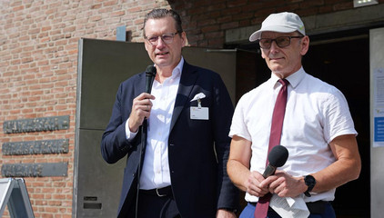 Christian Rilz und Ralf Zastrau, Geschäftsführende Albertinen Krankenhaus und Albertinen Haus, bei ihrer Rede beim Albertinen-Sommerfest für die Mitarbeitenden aus den unterschiedlichen Einrichtungen der Immanuel Albertinen Diakonie am Standort Schnelsen auf dem Platz vor der Kirche am Albertinen Krankenhaus.