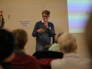 Prof. Dr. Sönke Arlt, Chefarzt für Psychiatrie im Albertinen Krankenhaus, referiert über Altersdepression und Behandlungsmöglichkeiten bei Winterdepression.