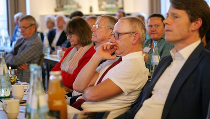 Blick in die Zuschauerreihen mit Dr. Thorsten Minuth und Ralf Zastrau beim Einführungssymposium „Die Zukunft ist alt!“ von Priv.-Doz. Dr. Gödel, Chefarzt der Klinik für Geriatrie im Albertinen Zentrum für Altersmedizin im Albertinen Krankenhaus in Hamburg.