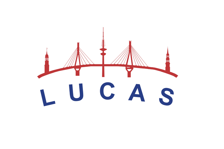 Logo des Projekts LUCAS (Longitudinale Urbane Cohorten-Alters-Studie) mit Schriftzug und einer stilisierten Darstellung Hamburger Stadtsilhouette zum 25-jährigen Jubiläumssymposium mit dem Thema "Prävention für Selbstständigkeit im Alter – Wunschdenken oder realistische Perspektive?" im Albertinen Krankenhaus.
