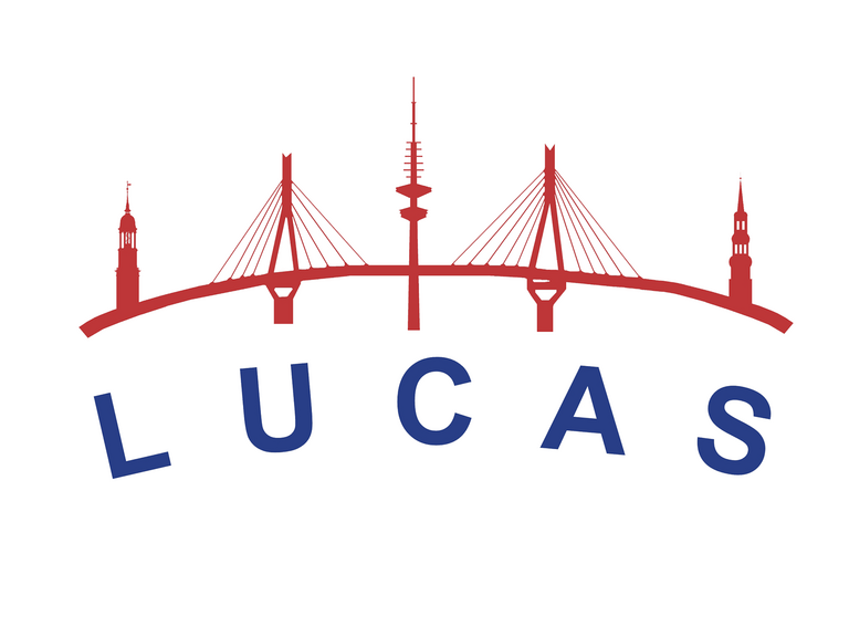 Logo des Projekts LUCAS (Longitudinale Urbane Cohorten-Alters-Studie) mit Schriftzug und einer stilisierten Darstellung Hamburger Stadtsilhouette zum 25-jährigen Jubiläumssymposium mit dem Thema "Prävention für Selbstständigkeit im Alter – Wunschdenken oder realistische Perspektive?" im Albertinen Krankenhaus.