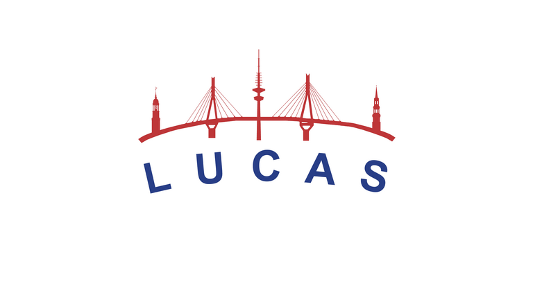 Logo des Projekts LUCAS (Longitudinale Urbane Cohorten-Alters-Studie) mit Schriftzug und einer stilisierten Darstellung Hamburger Wahrzeichen zum 25-jährigen Projektjubiläum mit dem Thema "Prävention für Selbstständigkeit im Alter – Wunschdenken oder realistische Perspektive?" im Albertinen Krankenhaus.