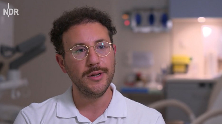 Dr. Sami Shihada, Oberarzt am Albertinen Krankenhaus, im Interview mit dem NDR über Diagnose und Behandlung von Endometriose Dr. Sami Shihada, Oberarzt am Albertinen Krankenhaus, im Interview mit dem NDR über Diagnose und Behandlung von Endometriose