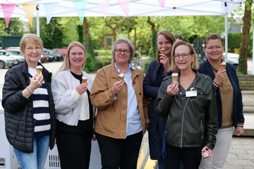 Mitarbeitende des Albertinen Krankenhauses genießen Eis beim Sommer-Event „Let’s have lunch“ – wertschätzende Unternehmenskultur und Teamzusammenhalt im Gesundheitswesen.