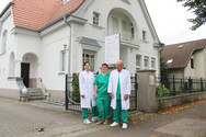 Pressefoto: 2025-07-23 Neue Hebammensprechstunde im Immanuel MVZ Klosterfelde: V.l.n.r.: Dr. med. Tina Jeske, Hebamme Juliane Schönberger und Dipl.-Med. Olaf Horn