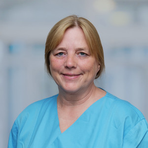 Portraitfoto von Jutta Schreiber in blauer Funkionskleidung, MTRA in der Klinik für Diagnostische und Interventionelle Radiologie im Albertinen Krankenhaus in Hamburg