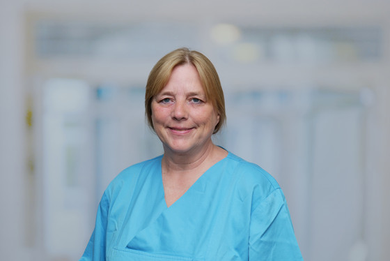 Portraitfoto von Jutta Schreiber in blauer Funkionskleidung, MTRA in der Klinik für Diagnostische und Interventionelle Radiologie im Albertinen Krankenhaus in Hamburg