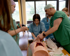 Jugendliche lernen beim Girls’ & Boys’ Day im Albertinen Krankenhaus Wiederbelebungsmaßnahmen an einer Trainingspuppe.
