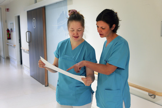 Zwei Hebammen besprechen gemeinsam Unterlagen – enge Zusammenarbeit im geburtshilflichen Team. Zwei Hebammen besprechen gemeinsam Unterlagen – enge Zusammenarbeit im geburtshilflichen Team.