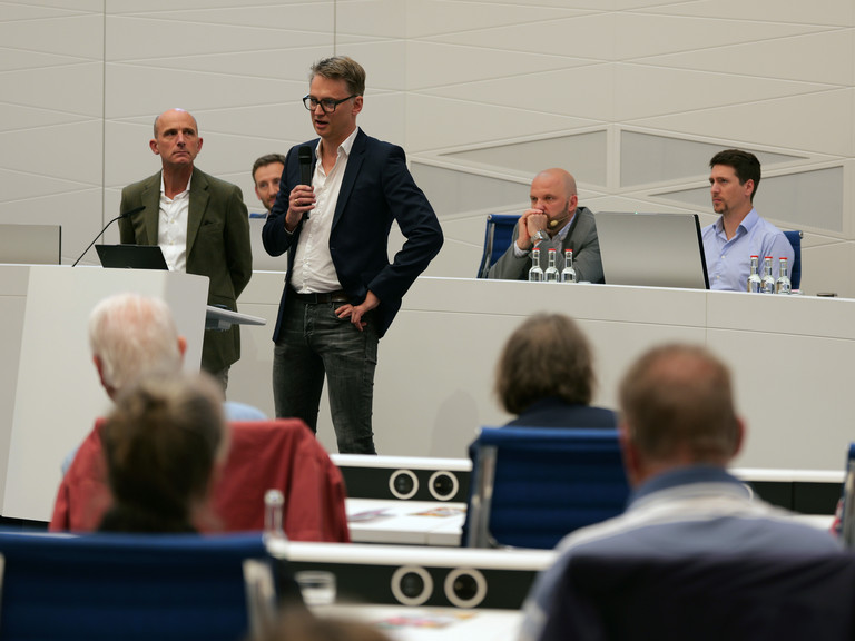 Prof. Dr. med. Karsten Sydow, Chairman Albertinen Herz- und Gefäßzentrum, spricht zum Publikum im Großen Sitzungssaal beim 3. Norderstedter Herz- und Gefäßtag im Rathaus Norderstedt.