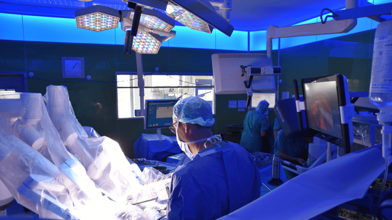Operateur mit Da Vinci Operationssystem der Klinik für Allgemein-, Viszeral- und Tumorchirurgie im Albertinen Krankenhaus, Hamburg-Schnelsen